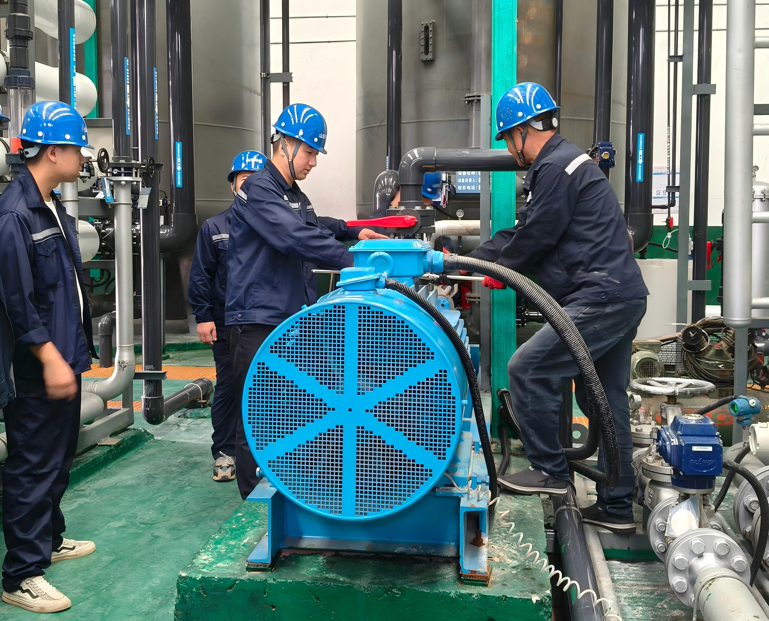 1754015352477.jpg 圖為污水車間主任張學(xué)淵(右二)和同事們調(diào)整設(shè)備.jpg
